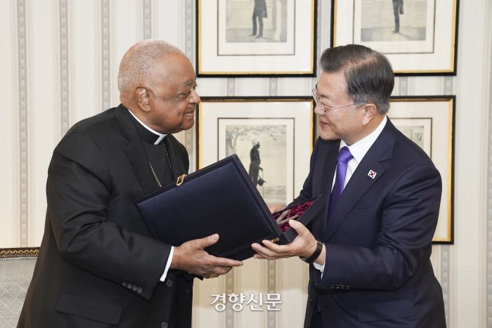 문재인 대통령이 22일(현지시각) 오전 미국 워싱턴 한 호텔에서 그레고리 추기경과 면담 후 ‘구르마 십자가’를 선물하고 있다. 워싱턴/강윤중 기자