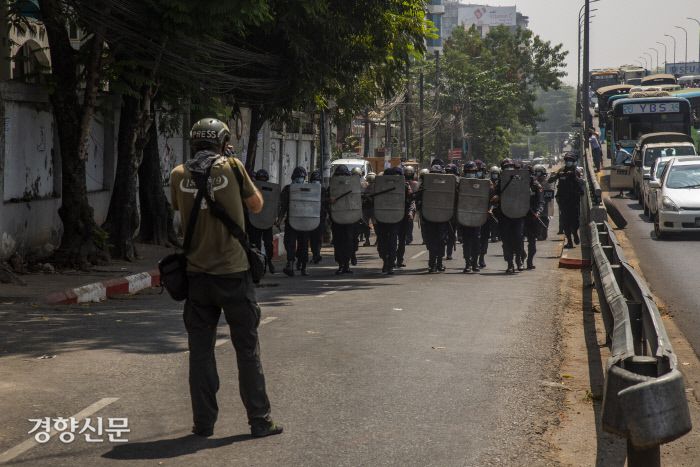 쿠데타 초기 미얀마 사진기자들이 양곤 시내로 진입한 군을 취재하고 있다. 4월 이후로는 사진기자들의 취재가 사실상 허용되지 않고 있다. / 미공개