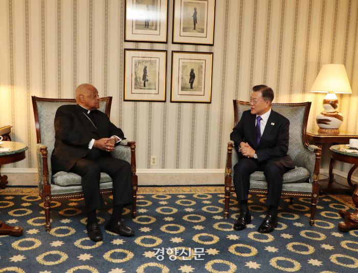 문재인 대통령이 22일 오전(현지시각) 워싱턴 시내 한 호텔에서 윌튼 그레고리 추기경 겸 워싱턴 대주교를 면담하고 있다. 워싱턴/강윤중 기자