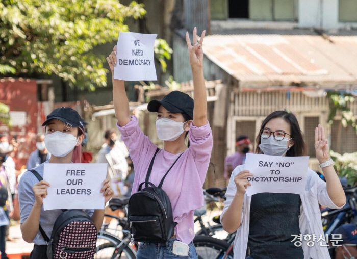 미얀마 군부 쿠데타 반대 시위에 참가하고 있는 한나유리/ 한나유리 제공