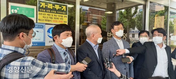 고 조비오 신부의 조카인 조영대 신부가  24일 광주지법에서 재판에 대한 입장을 밝히고 있다.