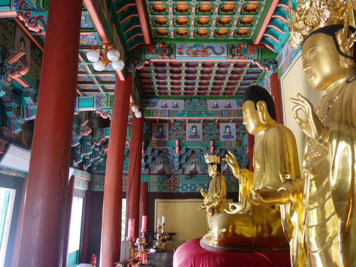 대구 동화사 극락전 내부.   문화재청 제공