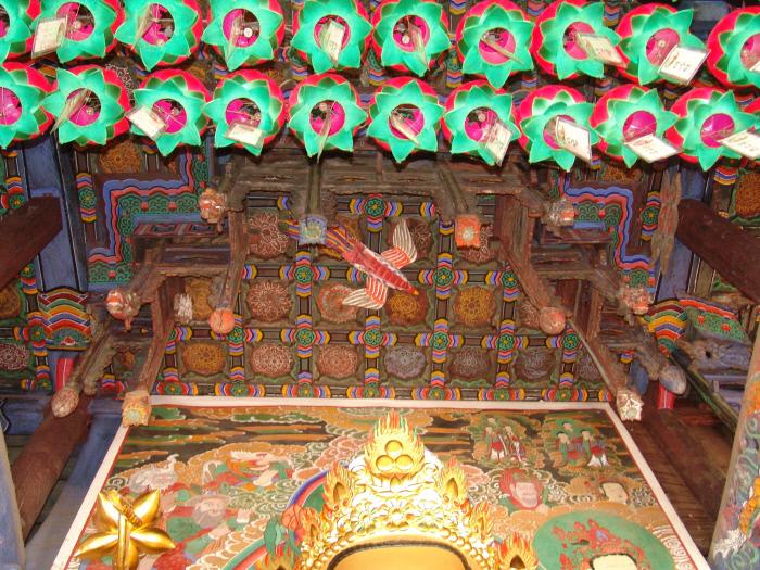 칠곡 송림사 대웅전 내부.  문화재청 제공