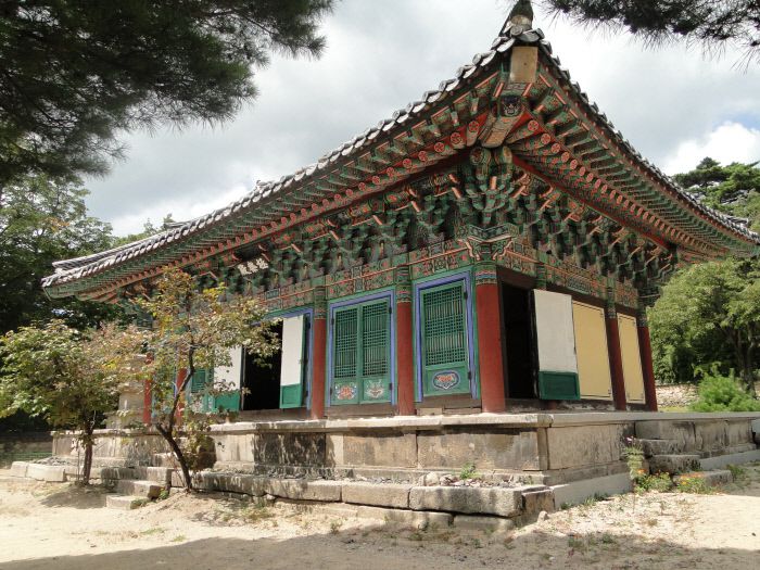 대구 동화사 극락전 전경.   문화재청 제공