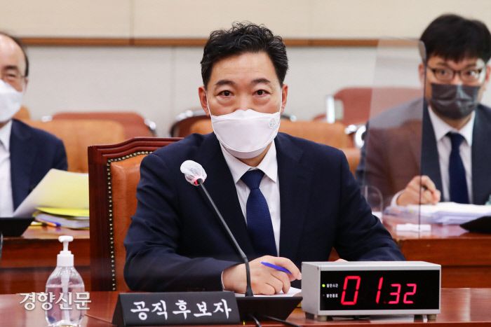 김오수 검찰총장 후보자가 26일 국회 법제사법위원회에서 열린 인사청문회에서 의원들의 질문에 답변하고 있다. 국회사진기자단