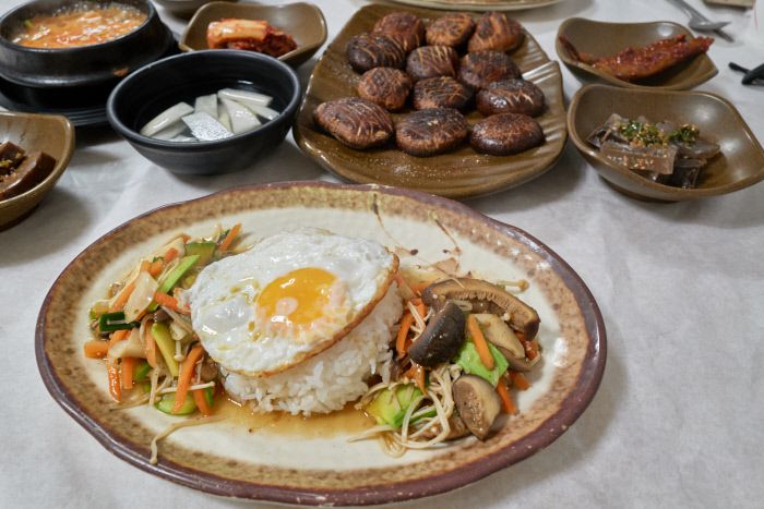 부여 오일장에서 만난 제철 먹을거리, 버섯이다. 유별난 재주를 부리지 않고 담백하게 조리한 버섯덮밥. 먹으면 입안 가득 버섯향이 퍼진다.