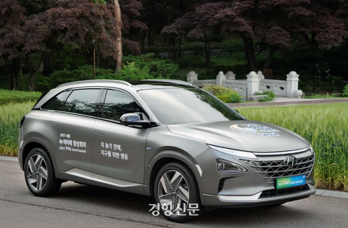 문재인 대통령이 5월 30일과 31일 개최되는 ‘2021 서울 녹색미래 정상회의’ 동안 운용할 수소차 넥쏘를 타고 28일 저녁 퇴근하고 있다. /청와대 제공