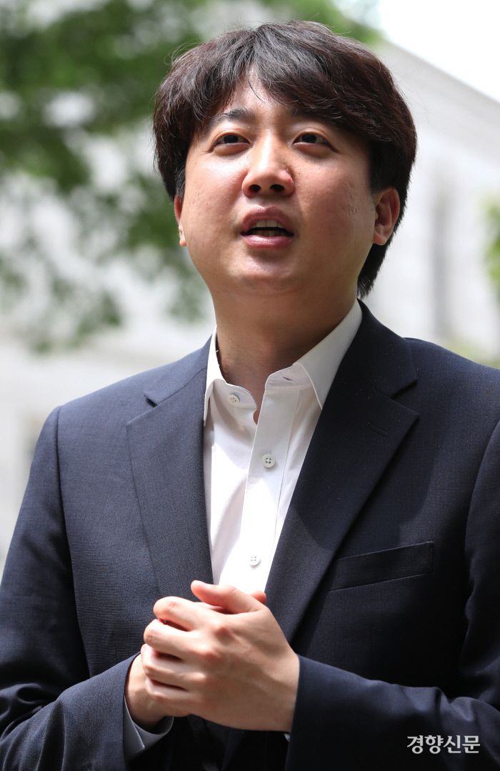 이준석 국민의힘 대표 경선 후보가 2일 여의도 카페 하우스(How’s) 인근에서 경향신문과 인터뷰하고 있다. 권호욱 선임기자 biggun@khunghyang.com