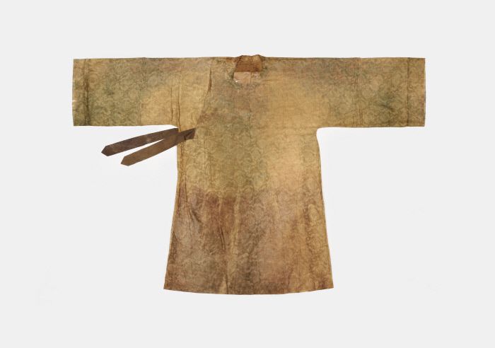 구성이씨 묘에서 나온 단령형원삼 대대.  문화재청 제공