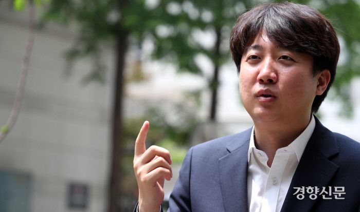 이준석 국민의힘 대표 경선 후보가 2일 여의도 카페 하우스(How’s) 인근에서 경향신문과 인터뷰하고 있다. 권호욱 선임기자 biggun@khunghyang.com