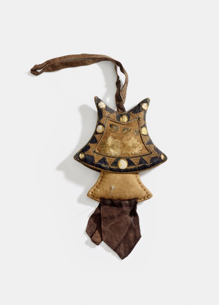 여흥이씨 묘에서 나온 자수바늘집노리개.   문화재청 제공