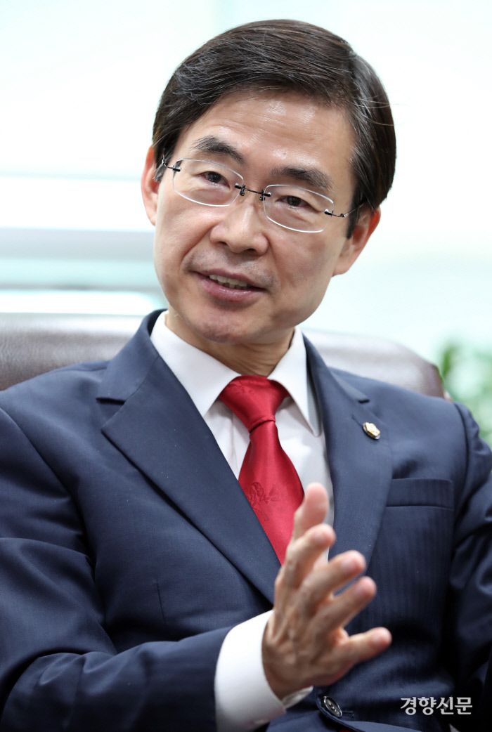 조경태 국민의힘 당 대표 후보가 4일 국회 사무실에서 경향신문과 인터뷰하고 있다. 권호욱 선임기자 biggun@kyunghyang.com