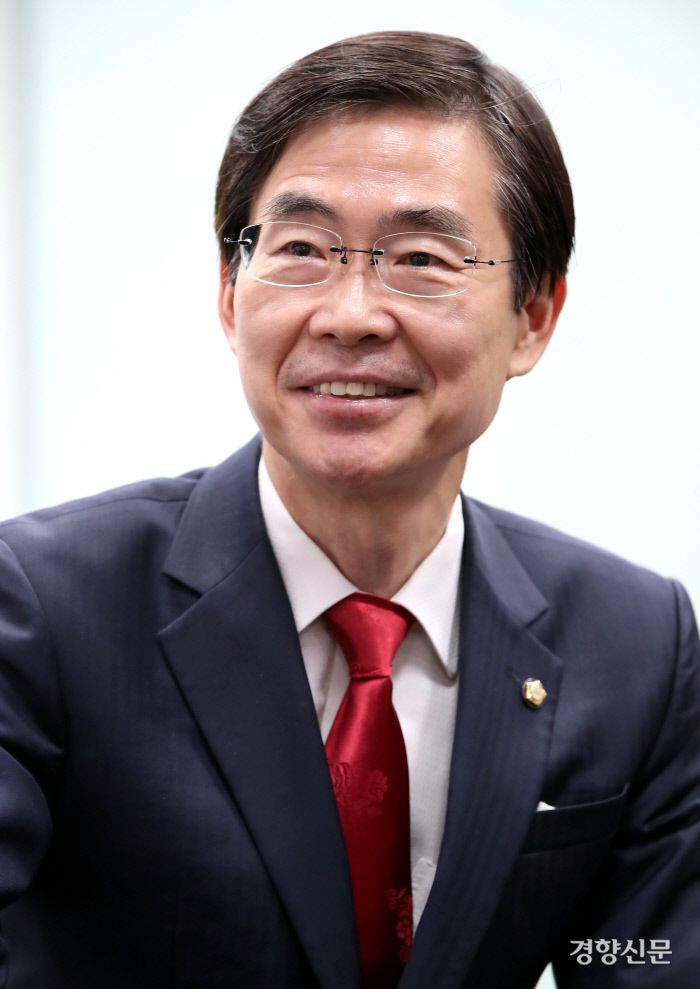 조경태 국민의힘 당 대표 후보가 4일 국회 사무실에서 경향신문과 인터뷰하고 있다. 권호욱 선임기자 biggun@kyunghyang.com