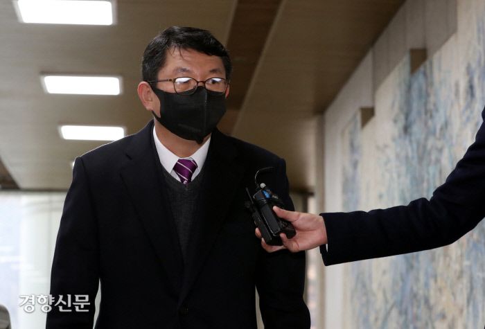 김석균 전 해경청장이 지난 2월15일 1심 선고 공판에 출석하기 위해 서울중앙지법으로 들어오고 있다. | 김영민 기자