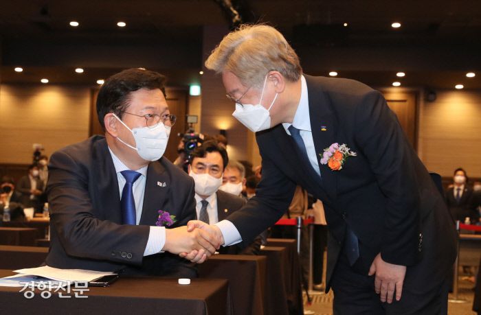 이재명 경기도지사(오른쪽)와 송영길 더불어민주당 대표가 5월 20일 서울 여의도 중소기업중앙회에서 열린 ‘대한민국 성장과 공정을 위한 국회 포럼’ 창립총회에서 인사하고 있다. / 국회사진기자단