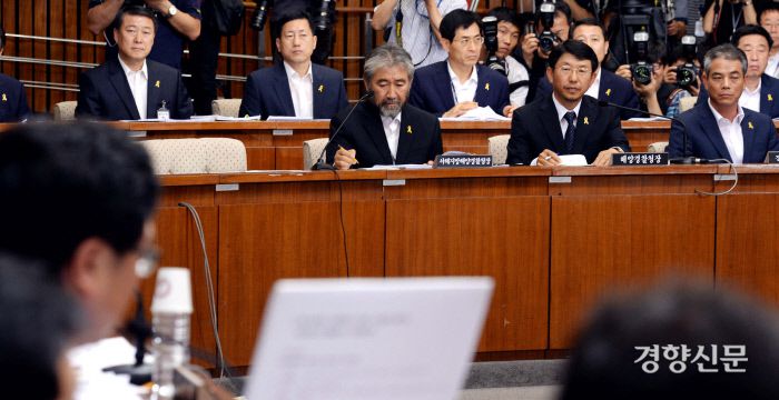 2014년 7월2일 열린 국회 세월호침몰사고 진상규명 국정조사 특별위원회 전체회의에서 김석균 해양경찰청장과 간부들이 의원들의 질타에 굳게 입을 닫고 있다. | 김기남 기자