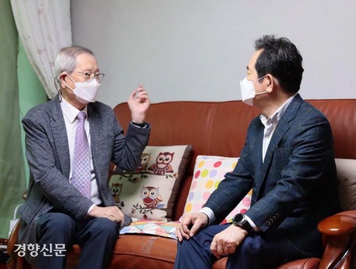 5일 정세균 전 국무총리(오른쪽)가 민간인 유격대에서 종군한 김우춘 옹을 만나고 있다. /정세균 페이스북