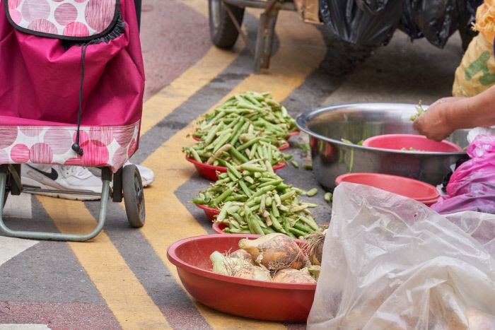 초여름 진주 오일장에서는 파란 완두콩이 눈에 많이 띄었다.
