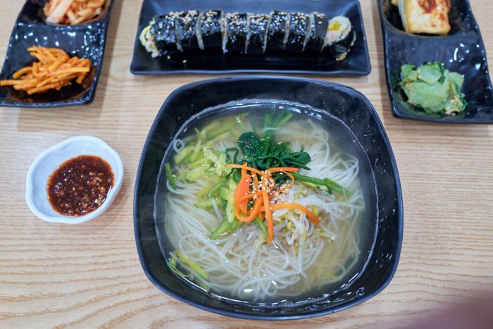 국숫집이 즐비한 진주에서는 ‘디포리’와 멸치 육수 진한 ‘물국수’를 먹어야 한다.