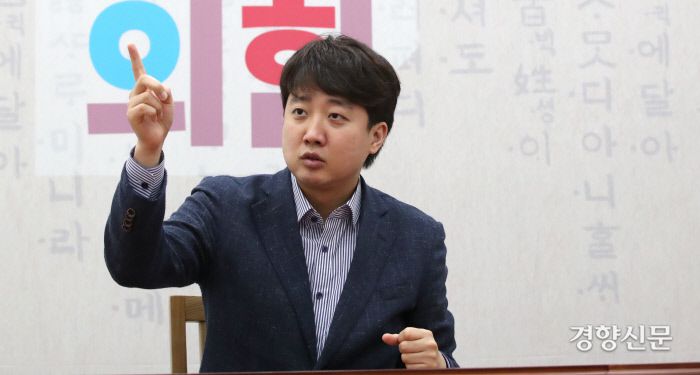 이준석 국민의힘 신임 당 대표가 13일 국회 국민의힘 당대표실에서 경향신문과 인터뷰하고 있다. 권호욱 선임기자