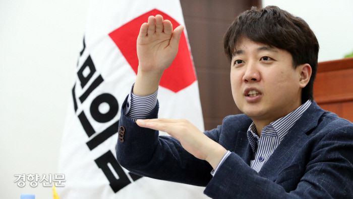 이준석 국민의힘 신임 당 대표가 13일 국회 국민의힘 당대표실에서 경향신문과 인터뷰하고 있다. 권호욱 선임기자