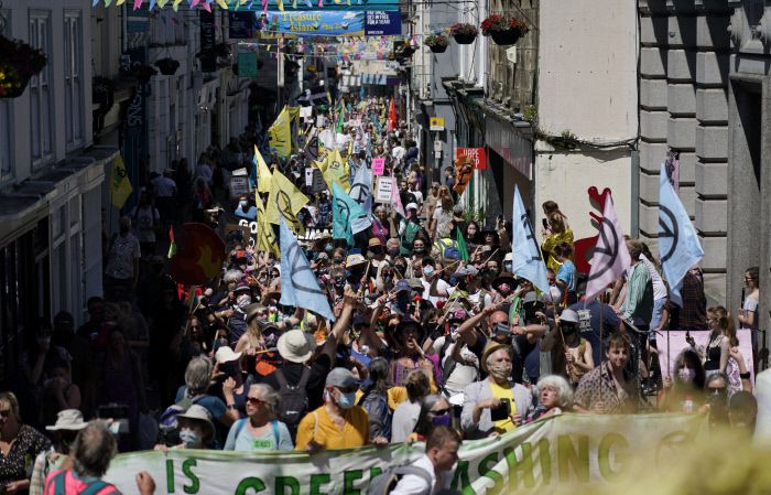 환경활동가들이 12일(현지시간) G7 정상회의가 열린 영국 콘월에서 기후변화위기 해결을 위한 대책을 촉구하는 거리시위를 하고 있다. 콘월}AP연합뉴스