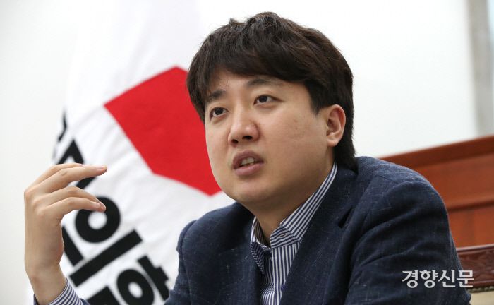 이준석 국민의힘 신임 당 대표가 13일 국회 국민의힘 당대표실에서 경향신문과 인터뷰하고 있다. 권호욱 선임기자
