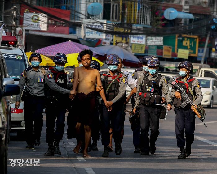 미얀마 양곤에서 한 시민이 군경에 구타당한 뒤 체포돼 끌려가고 있다.  / 다큐앤드뉴스 제공