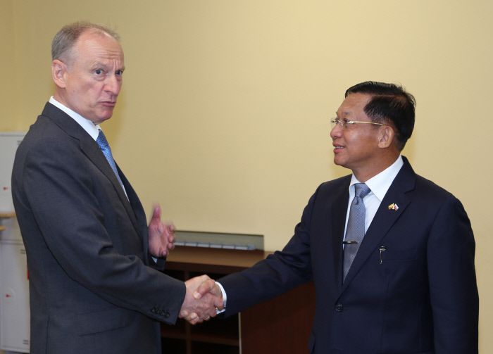 군사 쿠데타를 일으킨 미얀마 군부의 민 아웅 흘라잉 최고사령관이 21일(현지시간) 러시아 모스크바를 방문해 니콜라이 파트루쉐프 러시아 연방안보회의 서기와 악수를 나누고 있다. EPA연합뉴스