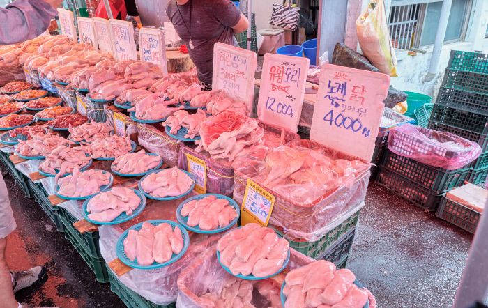 원산지와 축종 표시가 깔끔한 닭집. 노계는 압력솥에 삶으면 질김은 사라지고 탄력만 남아 맛있다.