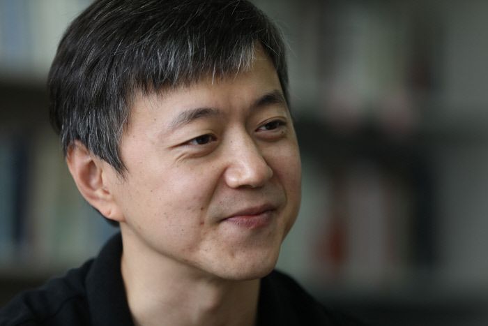 문준용씨는 “한국문화예술위원회의 예술과기술융합지원사업 지원금은 가난한 작가를 위한 지원금이 아니다”라고 말했다. 그는 “실력 있는 사람이 더 좋은 작품을 만들도록 지원하는 성격이어서 어렵다고 뽑힐 수가 없다”며 “미디어 아트 작가라면 당연히 신청해야 하는 일종의 큰 경연대회이고 여기서 선정된 것은 작가로서 큰 실적이자 영예로운 일”이라고 강조했다.  김창길 기자