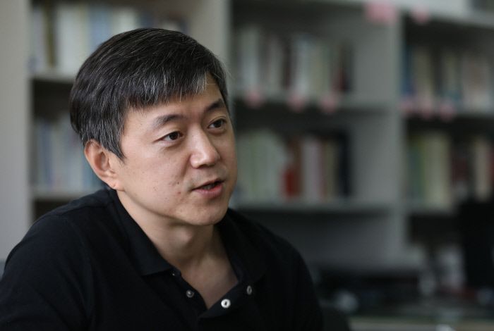 문준용씨는 국민의힘 곽상도 의원과 배현진 최고위원이 “2차 면접에서 ‘문준용입니다’라고 밝힌 것이 특혜를 불러올 수밖에 없다”고 한 주장에 대해 “면접 심사 당시 사무처 직원이 ‘참석자 소개를 해달라고 먼저 이야기했다”며 “자기 소개 첫 마디가 이름인 건 당연한 것 아니냐”고 되물었다. 그는 “(대통령의 아들이라는 이유로) 지금도 제가 포기하는 지원금이 많다”며 고 말했다. 김창길 기자