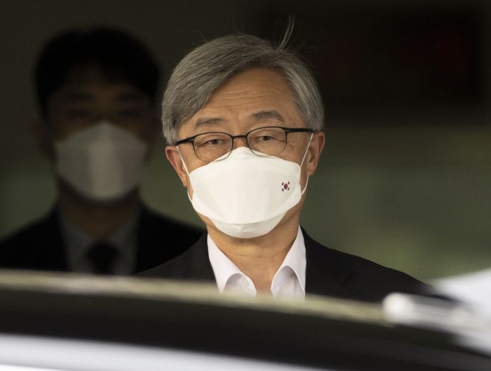 최재형 감사원장이 지난 26일 오후 서울 종로구 삼청동 감사원에서 나오고 있다.