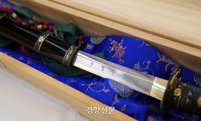 문재인 대통령이 1일 오전 청와대에서 열린 이임 한미 연합사령관 서훈식에서 로버트 에이브럼스 한미연합사령관에게 선물한 호신문장환도에 에이브럼스 사령관의 한국 이름 ‘우병수’가 적혀 있다. 청와대사진기자단