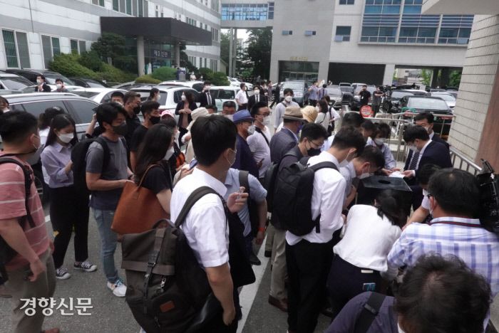 윤석열 전 검찰총장의 장모 최모씨에 대한 선고 공판이 예정된 2일 오전 취재진과 유튜버, 윤 전 총장의 지지자들과 반대자들이 의정부지법에서 진행된 방청권 추첨에 참여하고 있다. 전현진 기자 jjin23@kyunghyang.com