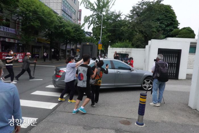 2일 오전 11시5분쯤 윤석열 전 검찰총장의 장모 최모씨가 탄 차량이 의정부지법으로 들어서고 있다. 유튜버들과 윤 전 총장 지지자들이 환호하며 모여들었다. 전현진 기자 jjin23@kyunghyang.com