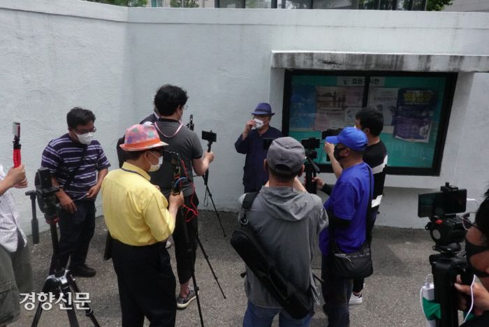 윤석열 전 검찰총장의 장모 최모씨에 대해 법원이 징역 3년의 실형을 선고하고 법정구속한 뒤, 진보 유튜버들이 법원 앞에 모여 이야기를 나누고 있다. 전현진 기자 jjin23@kyunghyang.com