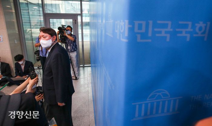 대선 출마를 선언한 윤석열 전 검찰총장이 6월 30일 국회 소통관을 찾아 기자들과 인사한 뒤 취재진의 질문을 받고 있다. / 국회사진기자단