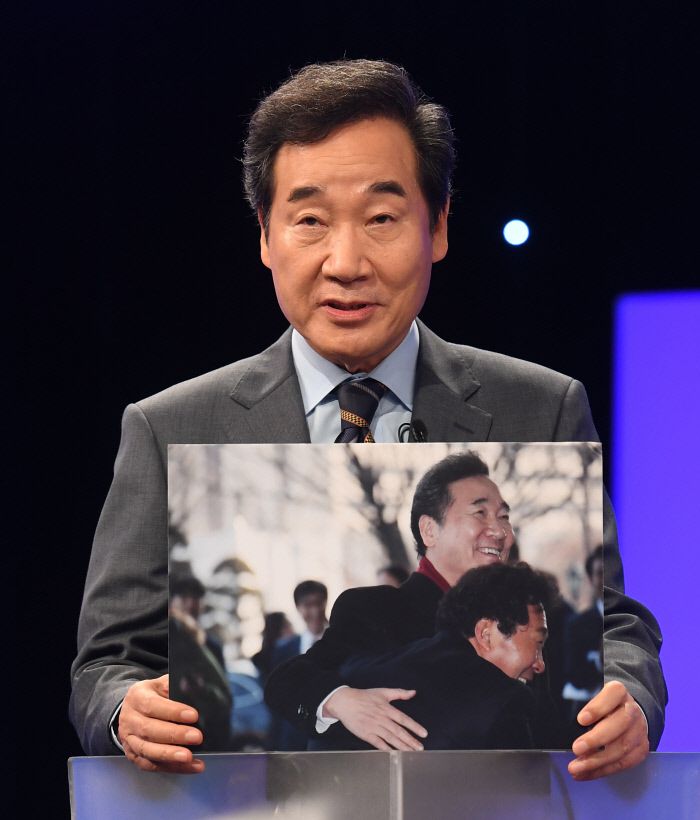 더불어민주당 이낙연 대선 경선 예비후보가 3일 오후 서울 여의도 KBS에서 열린 첫 합동 토론회에서 ‘내 인생의 한 장면’ 사진을 공개하고 있다. 국회사진기자단