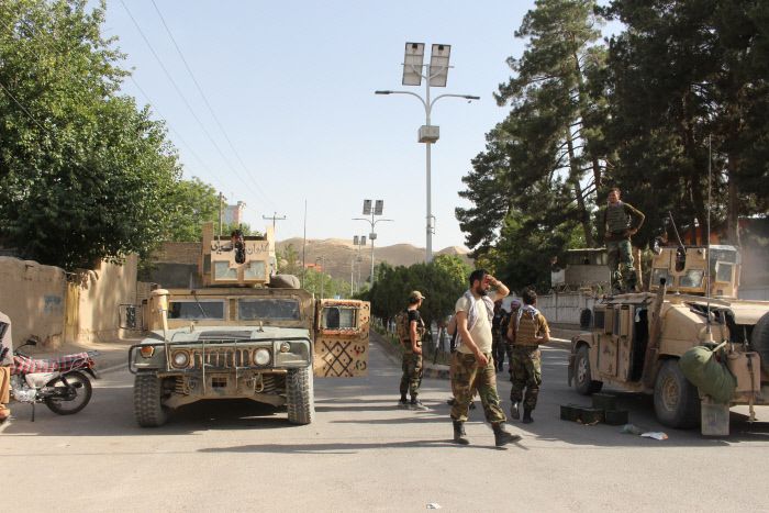 탈레반이 바드기스주를 침공한 7일(현지시간) 아프가니스탄 군인들이 전선에서 잠시 멈춰서 있다. 바드기스|AP연합뉴스