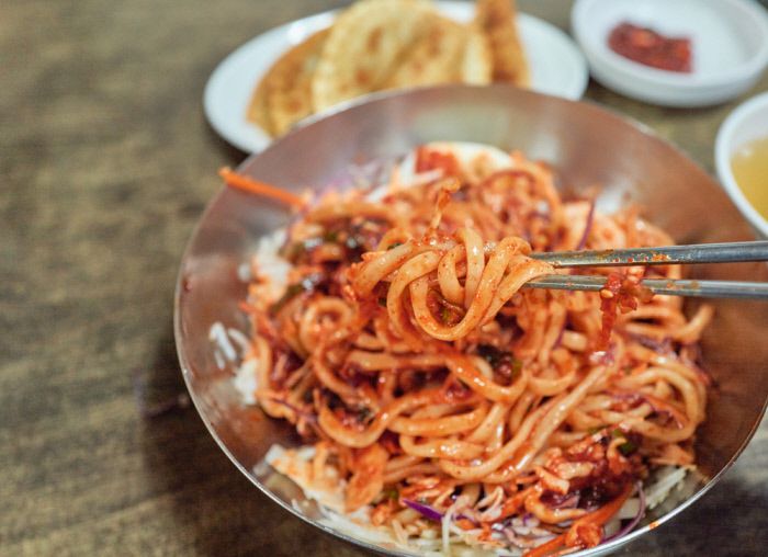 태백에서 오랜 세월 사랑 받아온 분식집 ‘맛나분식’의 대파향 가득한 쫄면.