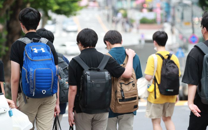 9일 오후 서울 강남구의 한 고등학교에서 코로나19 확진자가 발생해 일찍 수업을 마친 학생들이 하교하고 있다. 교육부는 물리적 거리두기 4단계 시행으로 14일부터 여름방학 이전까지 수도권 학교는 전면 원격수업으로 전환된다고 밝혔다. 연합뉴스