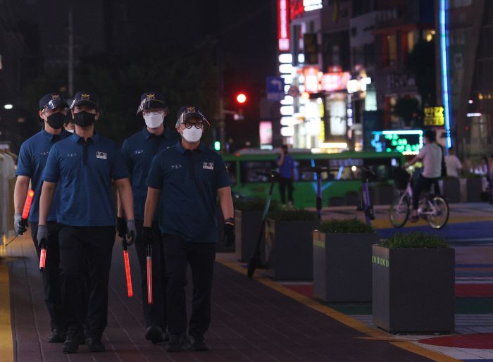 경찰 기동대원들이  지난 6일 오후 서울 홍대거리에서 유흥시설 불법영업 순찰을 하고 있다. 연합뉴스.