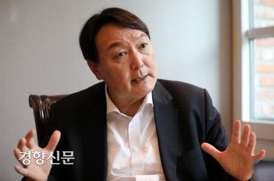 야권 대선주자로 나선 윤석열 전검찰총장이 지난 7일 서울 종로구의 한 음식점에서 경향신문과 인터뷰 하고 있다./박민규 선임기자