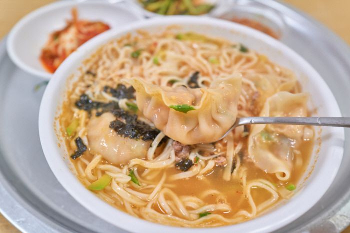 황지 자유시장 안 ‘영진집’의 된장 국물로 끓여낸 칼만둣국.