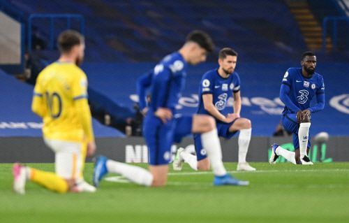 영국 프로축구 프리미어리그의 선수들이 지난 4월 20일(현지시간) 런던 스탬포드브리지에서 경기 시작 전 ‘흑인 생명도 소중하다’ 운동을 지지하는 의미로 무릎을 꿇고 있다. 런던|로이터연합뉴스