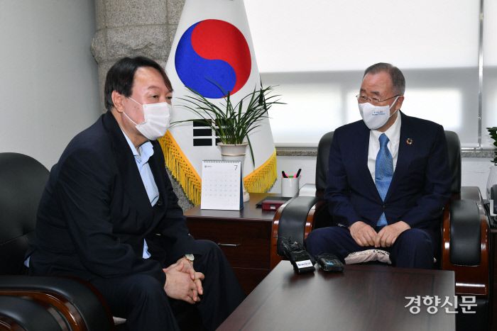 윤석열 전 검찰총장(왼쪽)이 15일 오전  서울 종로구 반기문재단 사무실을 방문해  반기문 전 유엔 사무총장을 예방하고 있다. 국회사진기자단