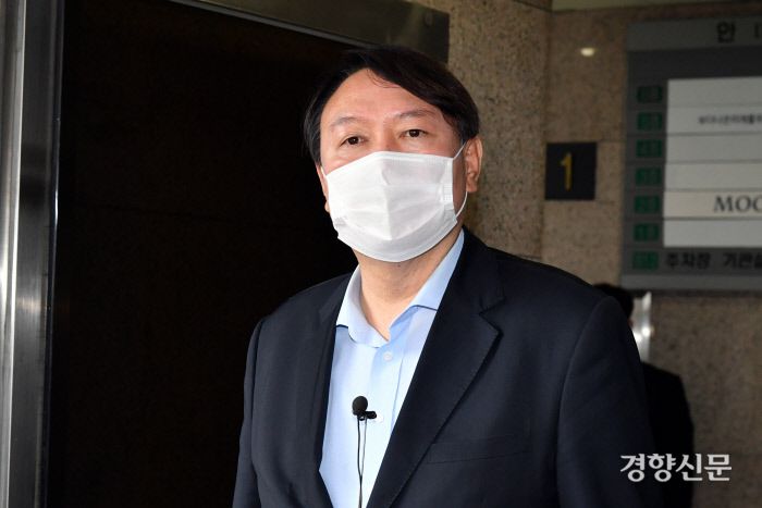 윤석열 전 검찰총장이 15일 서울 종로구 경희궁길 반기문재단에서 반 전 UN 사무총장을 예방한 후 취재진의 질문에 답변하고 있다. 국회사진기자단