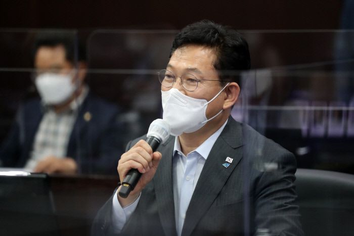 더불어민주당 송영길 대표가 20일 오후 경기도 화성시 삼성전자 화성캠퍼스를 방문해 발언하고 있다. /연합뉴스