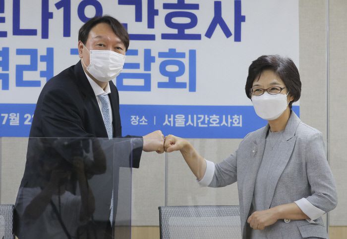 서울시간호사회 방문 윤석열 전 검찰총장(왼쪽)이 22일 서울 구로구 서울시간호사회에서 박인숙 회장과 주먹인사를 하고 있다. 국회사진기자단